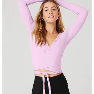 Alo- Cropped Escalate Wrapped Top